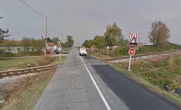 Automobilom podletio pod vlak kod Osijeka, jedna osoba ozlijeđena