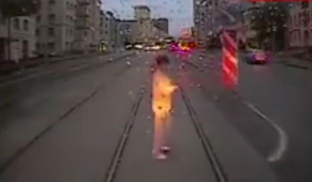UZNEMIRUJUĆI VIDEO Ženu ubio tramvaj nakon što je stala na tračnicama i gledala u mobitel