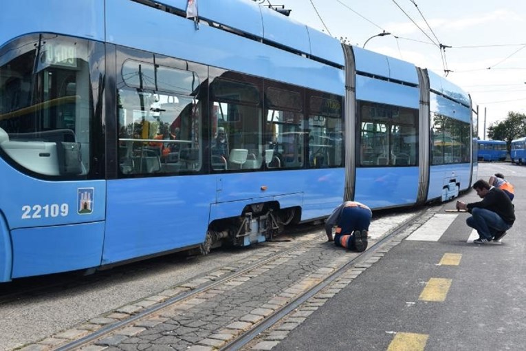 FOTO Na zagrebačkom Savskom mostu tramvaj iskočio iz tračnica