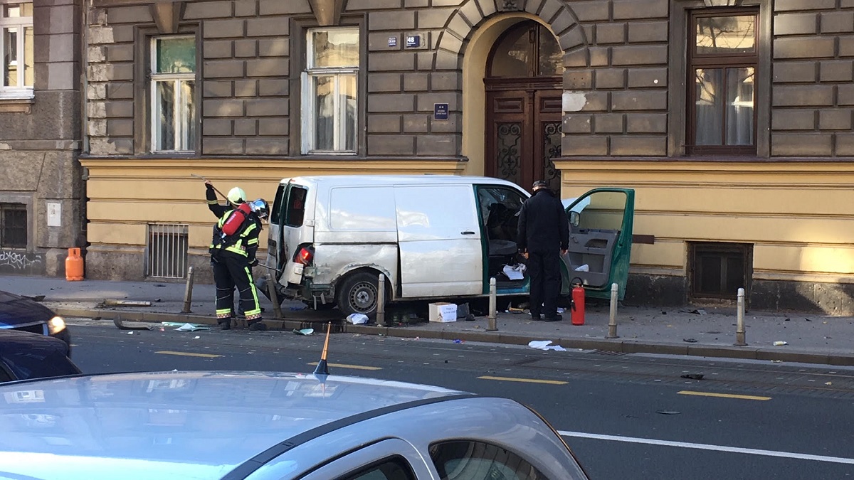 Kombi pun plinskih boca u centru Zagreba sletio s ceste i zabio se u zgradu