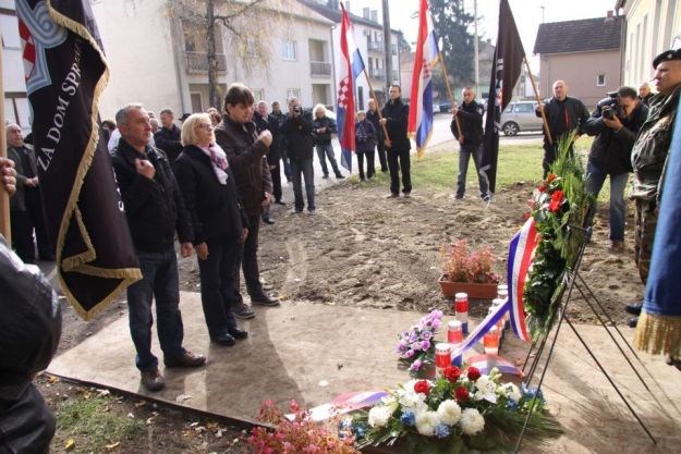 HDZ-ovka i veterani usred Jasenovca podignuli spomenik na kojem piše: Za dom Spremni
