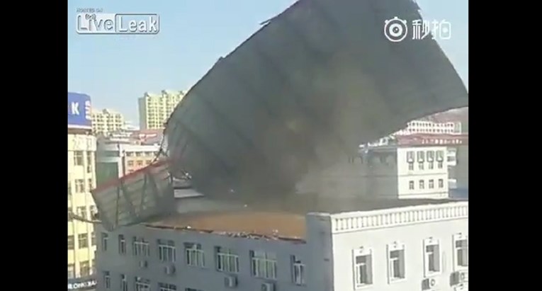 VIDEO Olujni vjetar odnio cijeli krov zgrade i bacio ga na tlo