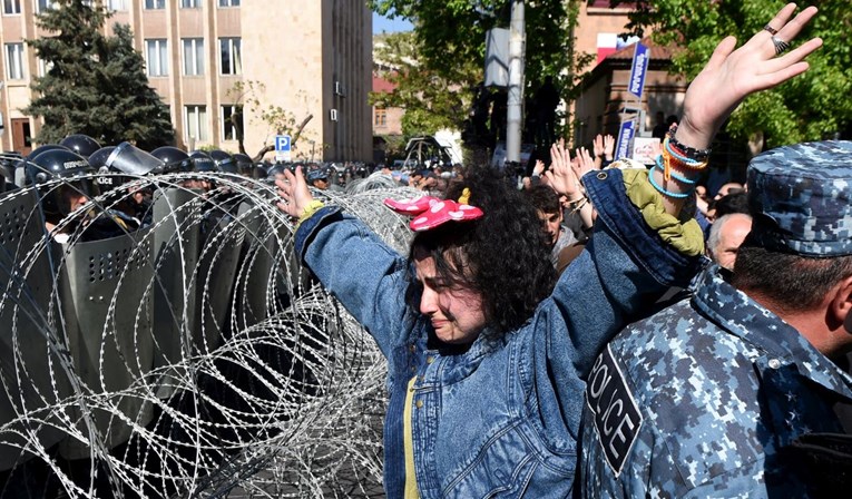 Deseti dan prosvjeda protiv vlade u Armeniji, deseci uhićenih