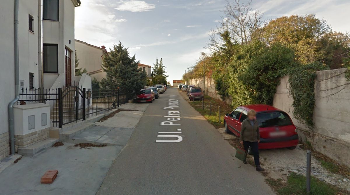 Mladići u Puli divljali autima, a onda izvadili sjekire i pištolj pa počeli razbijati