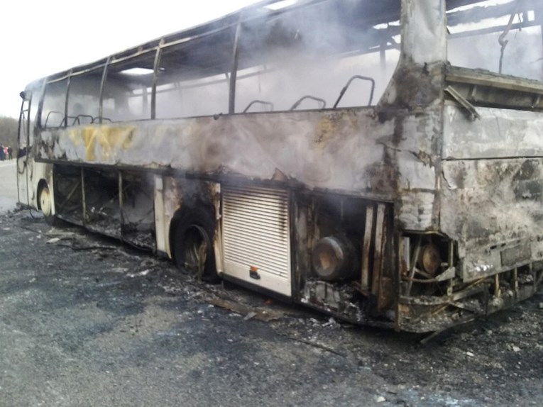 FOTO Kod Imotskog se zapalio autobus s vojnicima, potpuno je izgorio