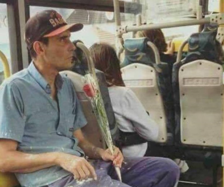 FOTO Zidar s ružom u beogradskom autobusu uljepšat će vam dan