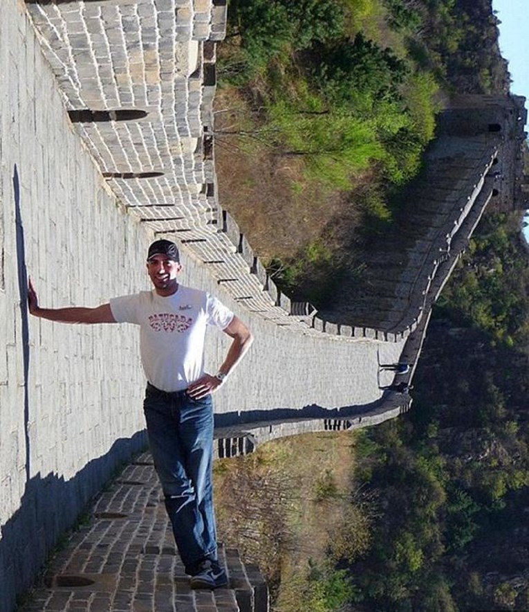 Fotkao se kod Kineskog zida i zbunio internet: "Prkosi li ovaj čovjek gravitaciji?"