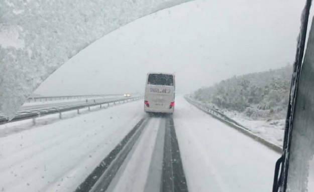 VIDEO Zima se vratila u Dalmaciju: Jutros u Splitu 4 stupnja, snijeg zabijelio planine i dio Zagore