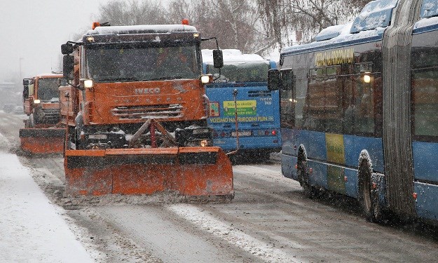 Snijeg u Zagrebu čisti svih 235 ekipa Zimske službe, tvrde da su sve ceste prohodne
