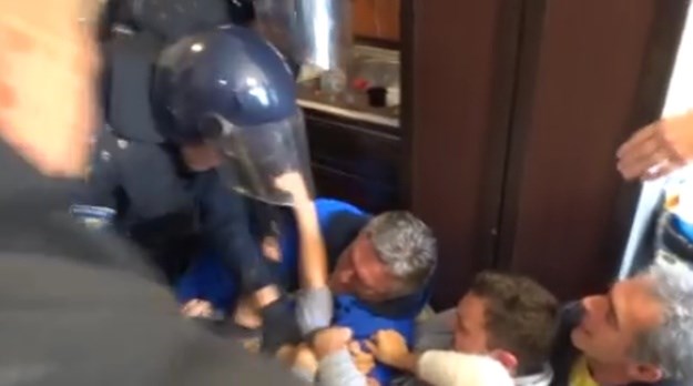 Policija razvalila vrata, čupala ljude iz živog zida: "Lome mi prste! Lalovac, javi se!"