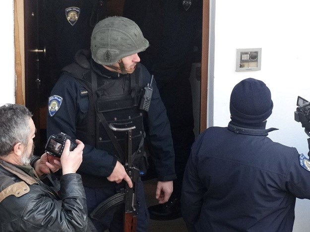 Policija naoružana kalašnjikovima deložirala obitelj s maloljetnom djecom u Preradovićevoj
