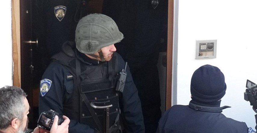 Policija naoružana kalašnjikovima deložirala obitelj s maloljetnom djecom u Preradovićevoj