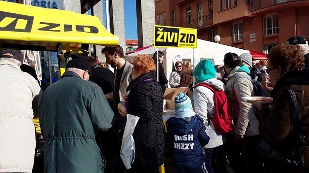 VIDEO Živi zid dijeli hranu na Trgu bana Jelačića, traže ukidanje PDV-a na hranu