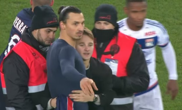 Zlatan oduševio Park prinčeva i nakon utakmice: Spasio navijača od zaštitara i nagradio ga