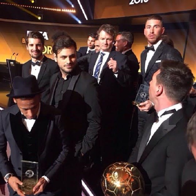 2Cellos u zvjezdanom društvu na dodjeli Zlatne lopte, pozirali sa slavnim nogometašima
