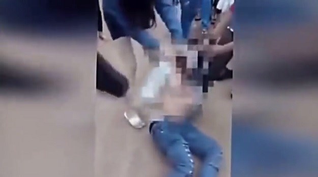 ŠOKANTNA SNIMKA Grupa nasilnica srušila 15-godišnjakinju na pod, skinule je i divljački pretukle