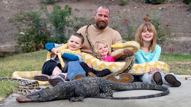 Kakav otac, takva i djeca: Uživaju igrajući se s velikim zmijama i gušterima