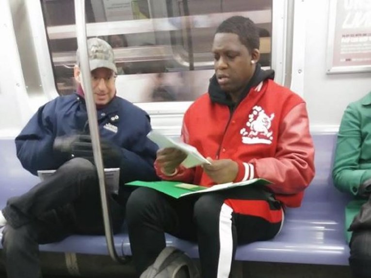 Vidio zbunjenog muškarca u javnom prijevozu i odlučio mu pomoći, njihova fotka postala je hit
