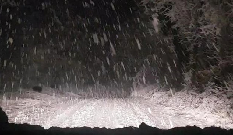 POGLEDAJTE SNIMKE Snježna mećava paralizirala Istru, dijelovi bez struje, kaos u prometu