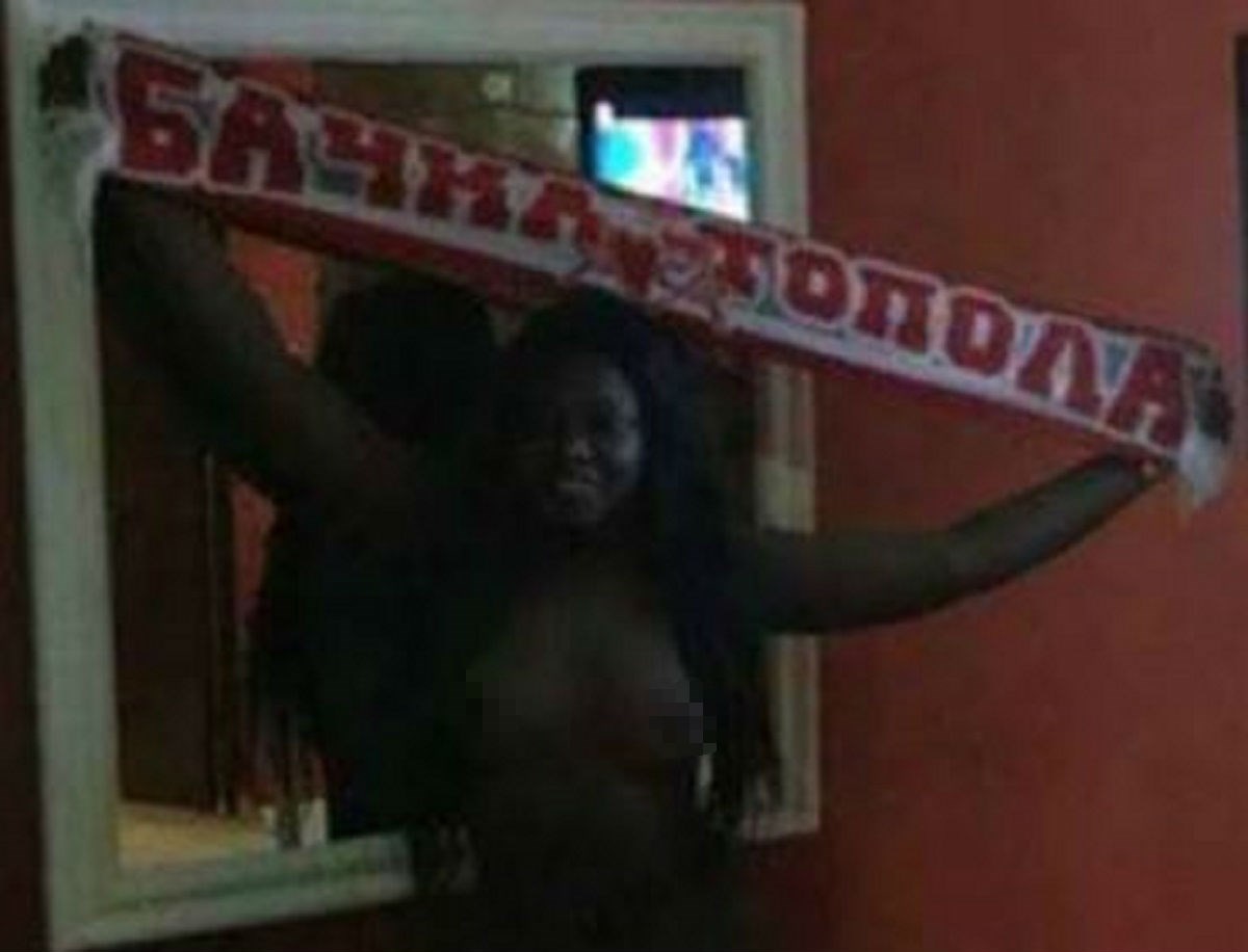 FOTO Tamnoputa navijačica Crvene Zvezde skinula se do kraja, pozirala samo sa šalom u rukama (18+)