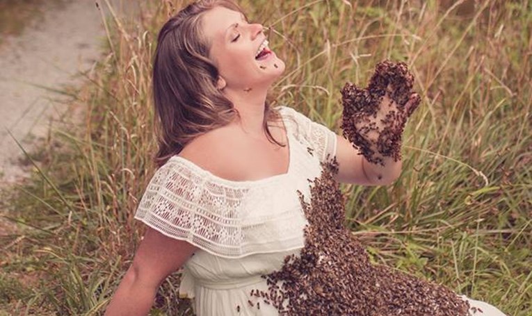 Trudnica je pozirala za foto shooting s tisućama pčela i izazvala burne reakcije