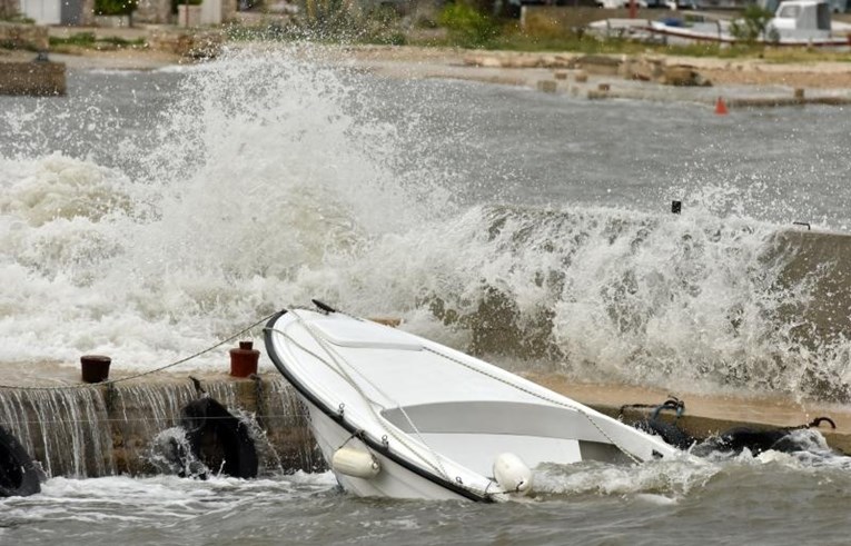 FOTO Silovite kiše širom zemlje, u Šibeniku jugo potopilo brodice, na Platku pale 334 litre