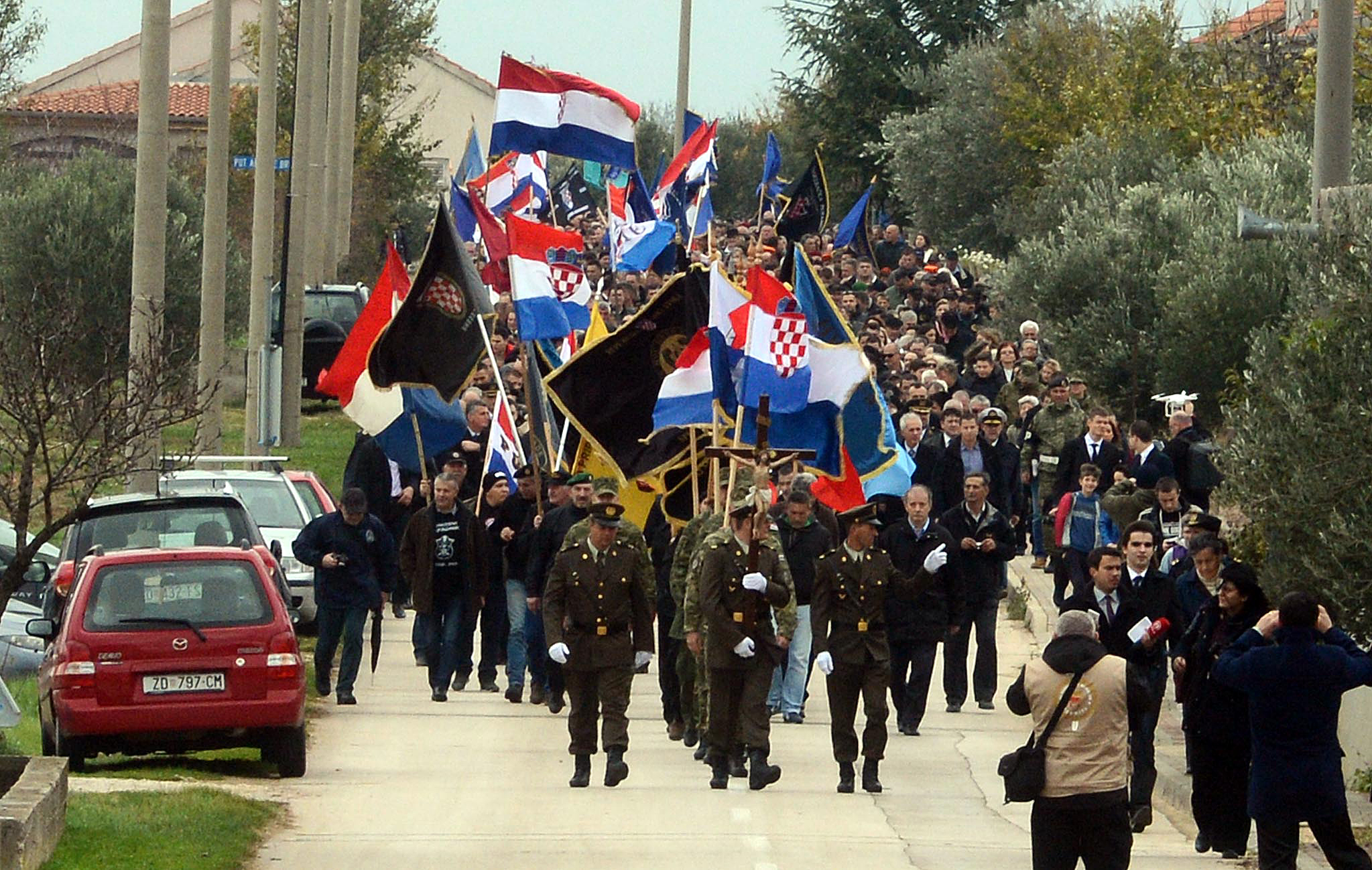 FOTO Tisuće ljudi u koloni sjećanja na masakr u Škabrnji