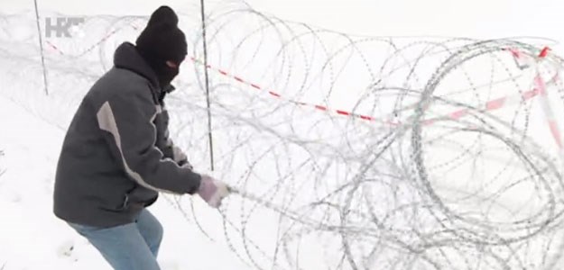 Orban angažirao zatvorenike da u tri smjene proizvode bodljikavu žicu protiv migranata