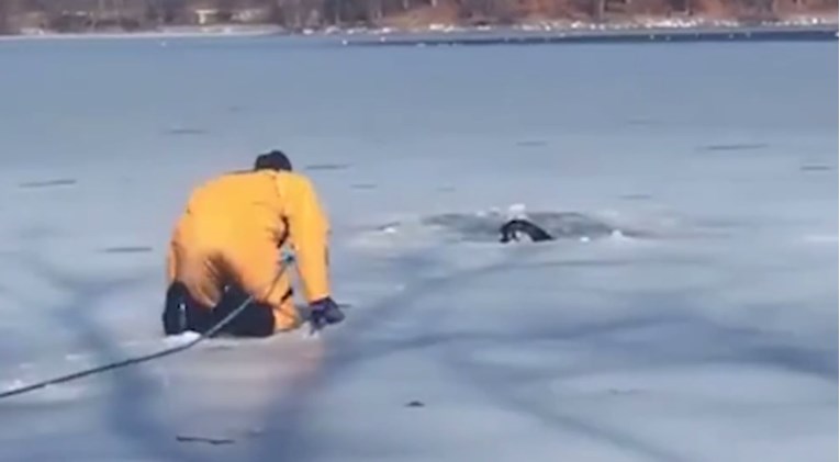 VIDEO Čovjek je riskirao život kako bi spasio psa koji se utapao u zaleđenom jezeru