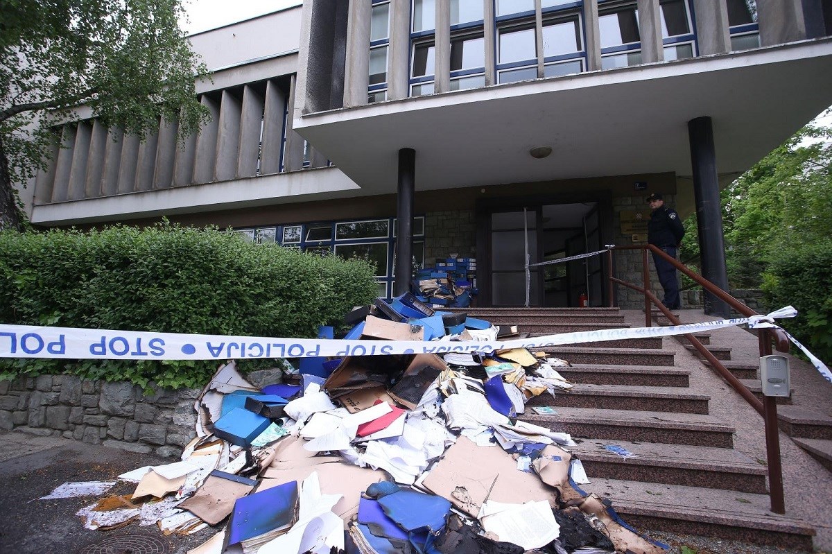 Požar u zgradi Imunološkog je podmetnut. Mnogima odgovara da dokumenti izgore