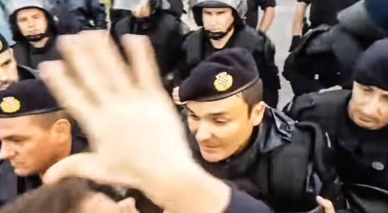 VIDEO Trenutak kada policija pendrecima i suzavcem kreće na navijače Hajduka