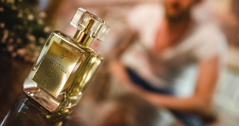 Pogledajte kako se ljubav i strast pretaču u mirisne bočice parfema…