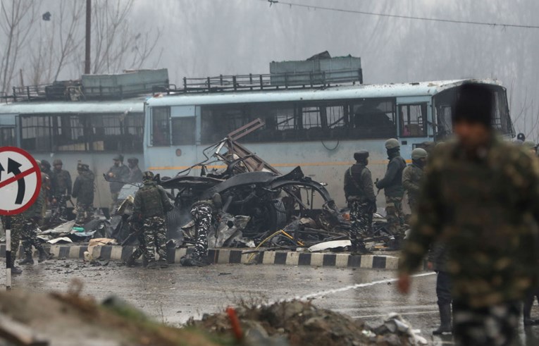 Najmanje 30 indijskih policajaca ubijeno u napadu bombaša samoubojice u Kašmiru