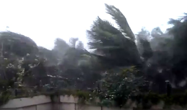Indijom hara najgora oluja u posljednjih 20 godina, sedam osoba poginulo