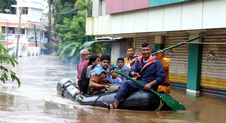 U najgorim poplavama u ovom stoljeću u Indiji poginulo više od 320 ljudi