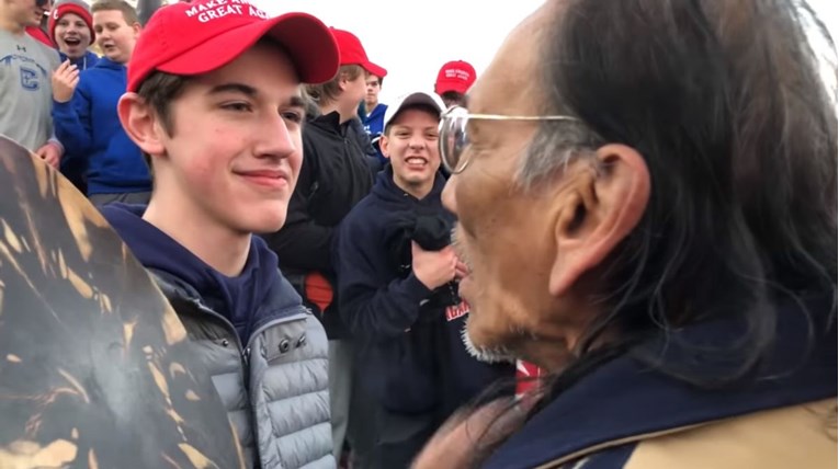 Učenicima iz videa s Indijancem sada prijete, Trump stao na njihovu stranu