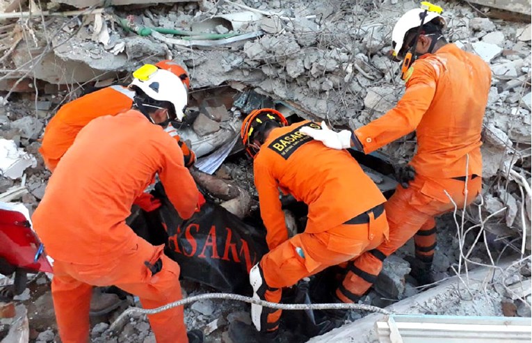 U Indoneziji počeo pokop žrtava potresa, 191.000 ljudi treba pomoć