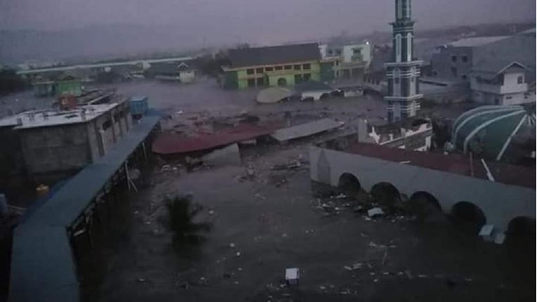 VIDEO Katastrofalan tsunami u Indoneziji ubio 380 ljudi, više od 500 ozlijeđenih
