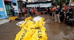 Broj mrtvih u Indoneziji porastao na 280, spasioci golim rukama izvlače leševe