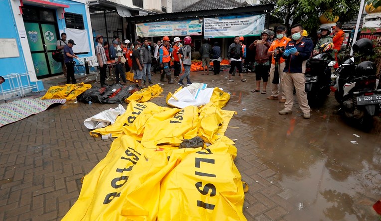 Broj mrtvih u Indoneziji porastao na 280, spasioci golim rukama izvlače leševe