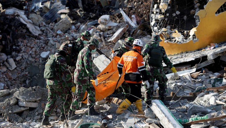 Pronađene nove žrtve potresa u Indoneziji, službeno 2037 mrtvih