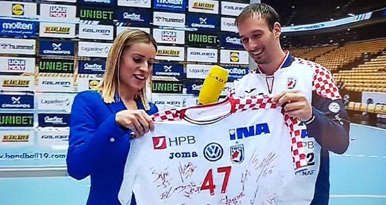 Karačić u prijenosu novinarki poklonio dres s potpisima igrača