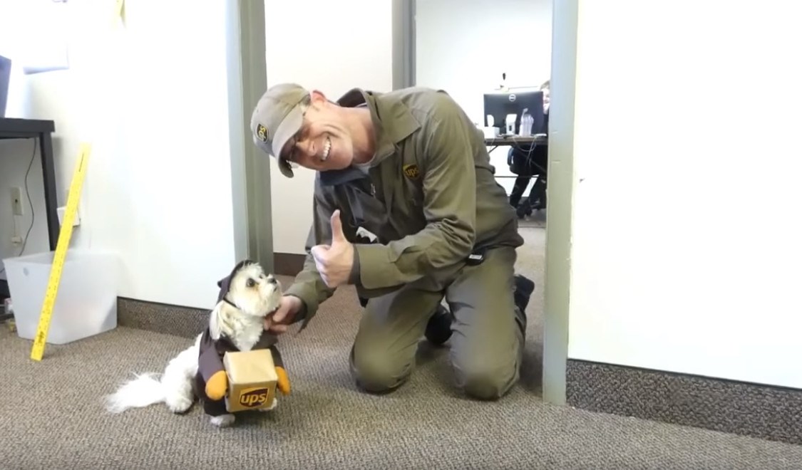 Dostavljač neprestano nagrađivao psa, a onda mu on vratio na najslađi način