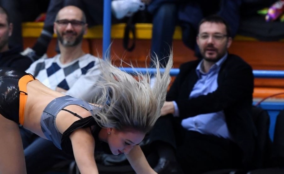 Arsen Bauk dobro se zabuljio u atraktivnu navijačicu na utakmici Cedevite