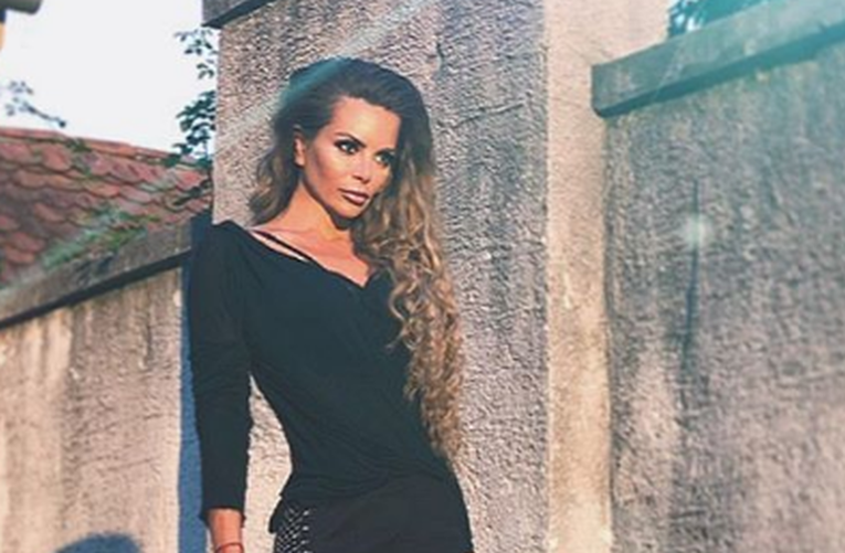 Nikolina Ristović pokazala duge noge u minici i štiklama