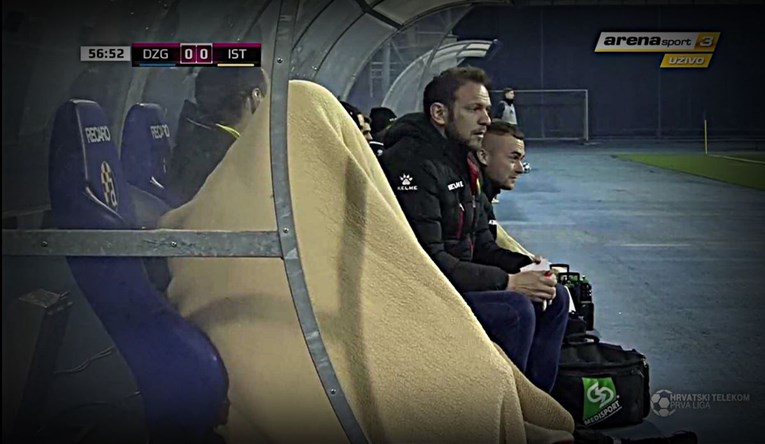 Što radi igrač Istre ispod deke na utakmici protiv Dinama?