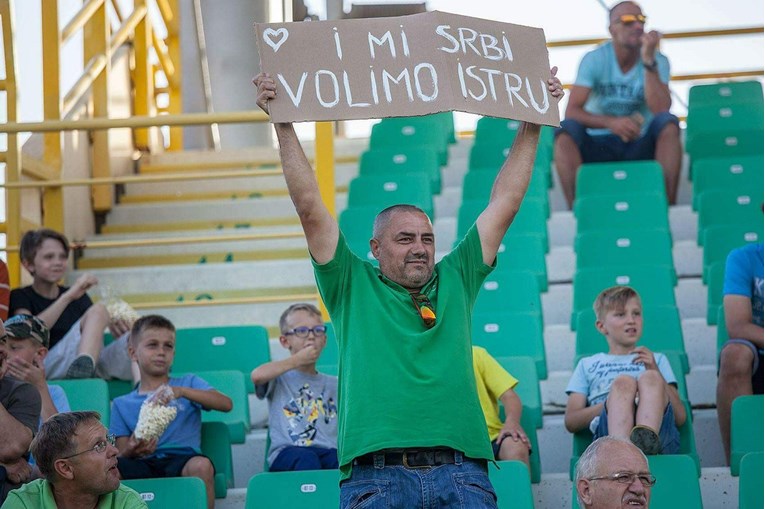 Navijač došao na utakmicu s transparentom "I mi Srbi volimo Istru" i dobio aplauz stadiona