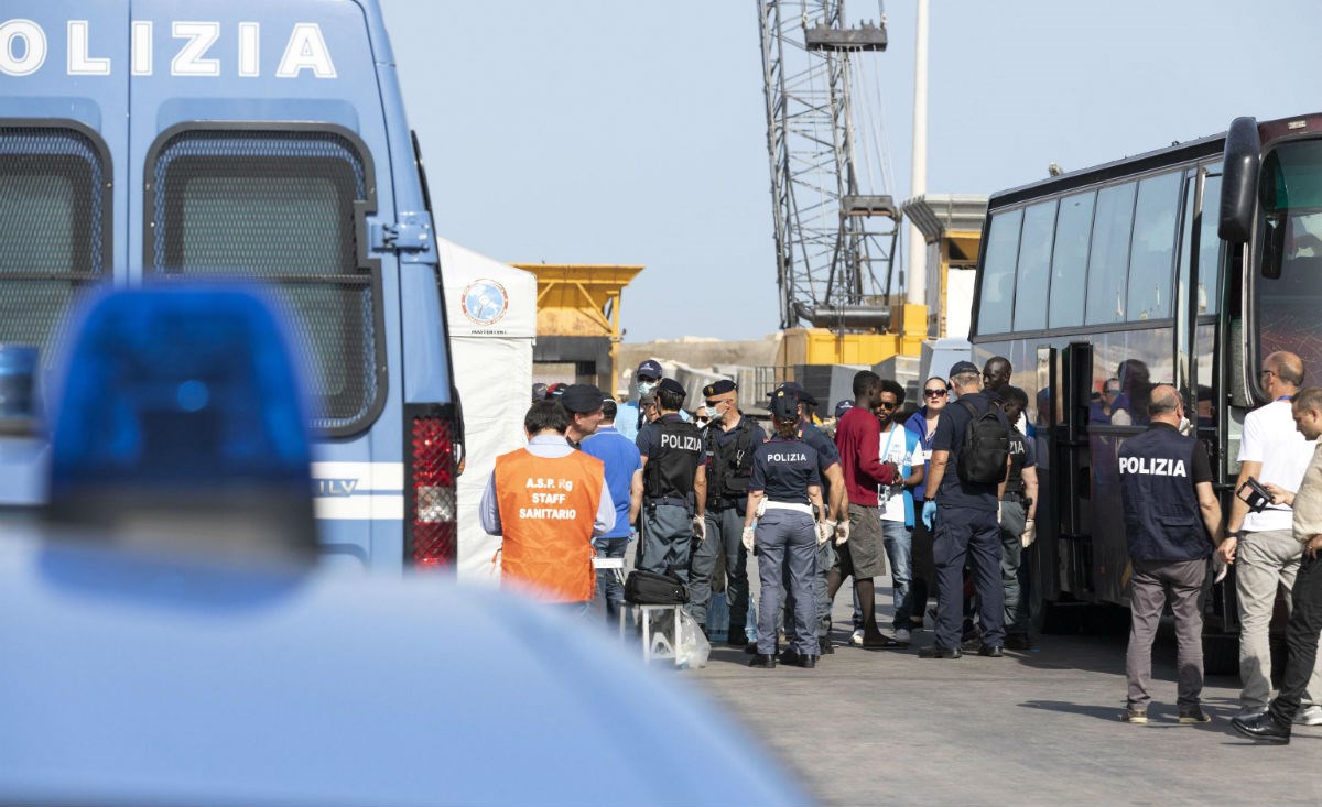 U Italiji oštrije kazne za spašavanje migranata i napade na policiju