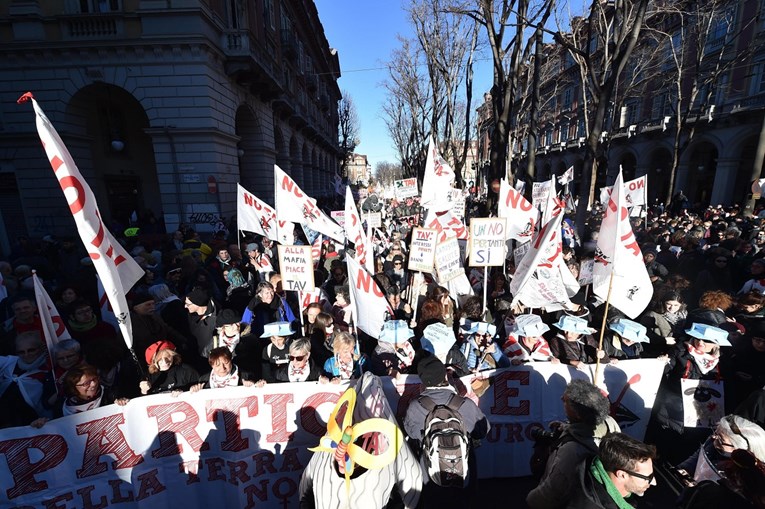 Deseci tisuća Talijana na ulicama, bijesni su zbog "rasipanja javnog novca"