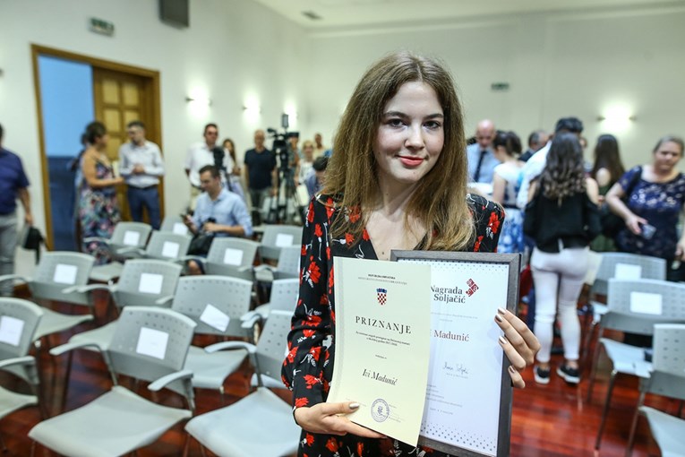 Ivi Madunić uručena nagrada za najbolje rezultate na državnoj maturi